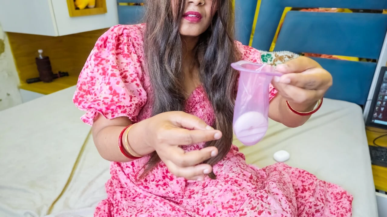 Beautiful Desi Mallu Bhabhi ordered Female Condom and Fucked by Delivery boy.